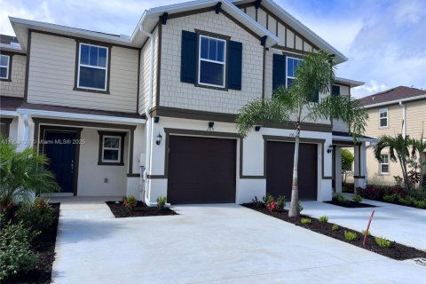 Townhouse in Fort Myers, Florida 3 bedrooms № 2035857 - photo 2