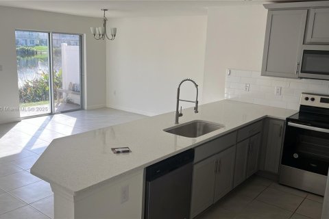 Townhouse in Fort Myers, Florida 3 bedrooms № 2035857 - photo 11