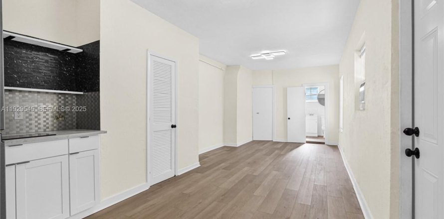 Студия в Майами, Флорида № 1989934