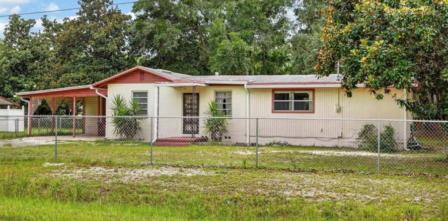 House in San Mateo, Florida 3 bedrooms, 140.84 sq.m. № 2149548