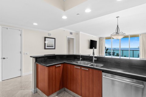 Condo in Riviera Beach, Florida, 3 bedrooms № 2260351 - photo 7