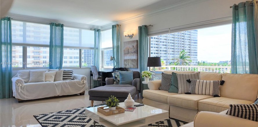 Condominio en Hallandale Beach, Florida, 3 dormitorios  № 1806172