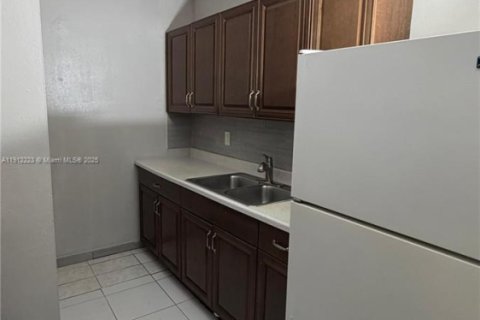 Casa en alquiler en Margate, Florida, 2 dormitorios, 346.53 m2 № 1968248 - foto 8