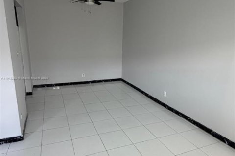 Casa en alquiler en Margate, Florida, 2 dormitorios, 346.53 m2 № 1968248 - foto 10