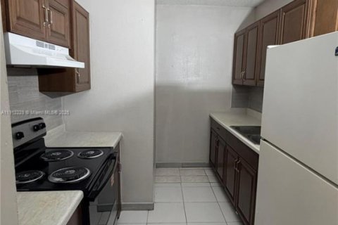 Casa en alquiler en Margate, Florida, 2 dormitorios, 346.53 m2 № 1968248 - foto 9