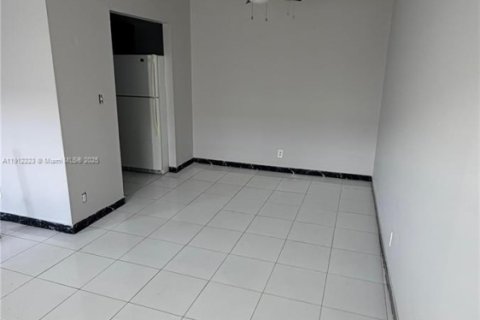 Casa en alquiler en Margate, Florida, 2 dormitorios, 346.53 m2 № 1968248 - foto 11