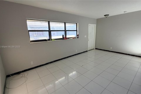 Casa en alquiler en Margate, Florida, 2 dormitorios, 346.53 m2 № 1968248 - foto 12