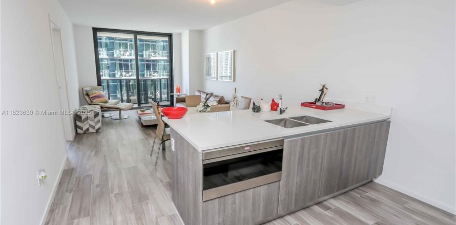 Condominio en Miami, Florida, 1 dormitorio  № 1940208