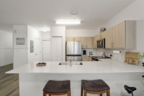 Condo in Miami, Florida, 3 bedrooms  № 1858608 - photo 9