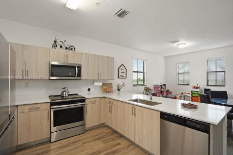 Condo in Miami, Florida, 3 bedrooms  № 1858608 - photo 11
