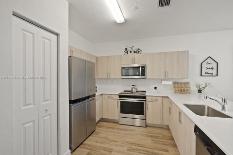 Condo in Miami, Florida, 3 bedrooms  № 1858608 - photo 6
