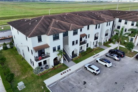 Condo in Miami, Florida, 3 bedrooms  № 1858608 - photo 1
