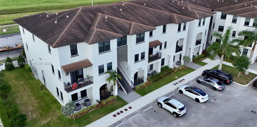 Condo in Miami, Florida, 3 bedrooms № 1858608