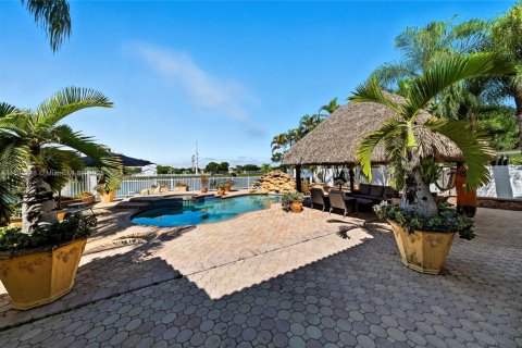 House in Miami, Florida 3 bedrooms, 183.3 sq.m. № 1941143 - photo 27