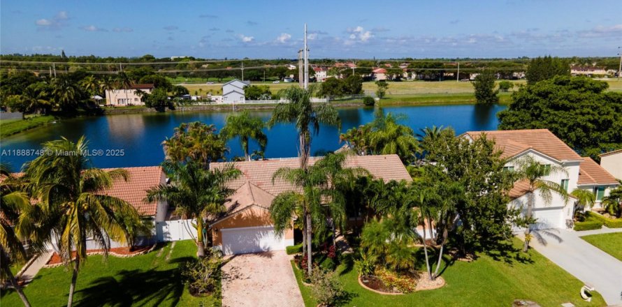 House in Miami, Florida 3 bedrooms, 183.3 sq.m. № 1941143