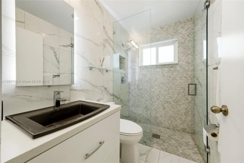 House in Miami, Florida 3 bedrooms, 183.3 sq.m. № 1941143 - photo 21