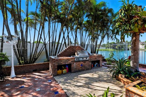 House in Miami, Florida 3 bedrooms, 183.3 sq.m. № 1941143 - photo 28