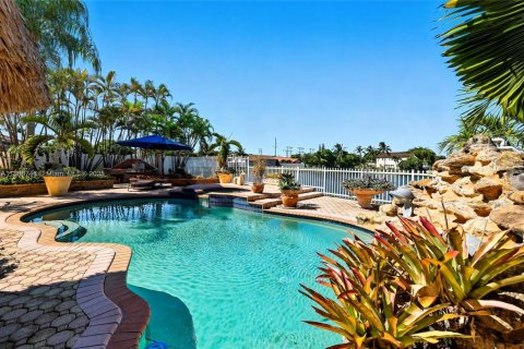 House in Miami, Florida 3 bedrooms, 183.3 sq.m. № 1941143 - photo 23