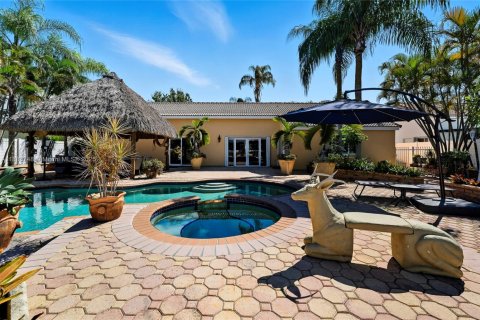 House in Miami, Florida 3 bedrooms, 183.3 sq.m. № 1941143 - photo 26