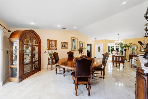 House in Miami, Florida 3 bedrooms, 183.3 sq.m. № 1941143 - photo 8