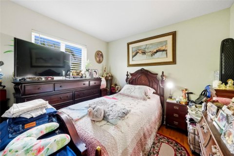 House in Miami, Florida 3 bedrooms, 183.3 sq.m. № 1941143 - photo 20