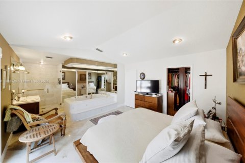 House in Miami, Florida 3 bedrooms, 183.3 sq.m. № 1941143 - photo 14