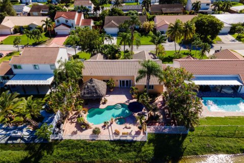 House in Miami, Florida 3 bedrooms, 183.3 sq.m. № 1941143 - photo 30