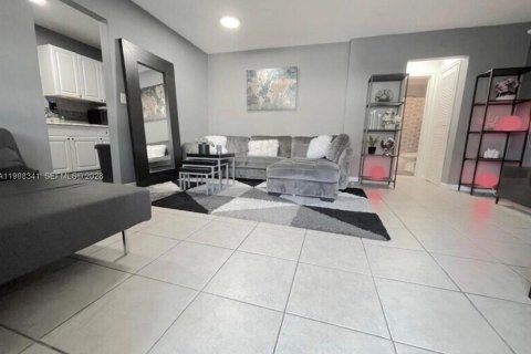 Condominio en alquiler en North Miami Beach, Florida, 1 dormitorio, 62.71 m2 № 2050658 - foto 10