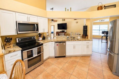 House in New Port Richey, Florida 4 bedrooms, 166.85 sq.m. № 2238351 - photo 13