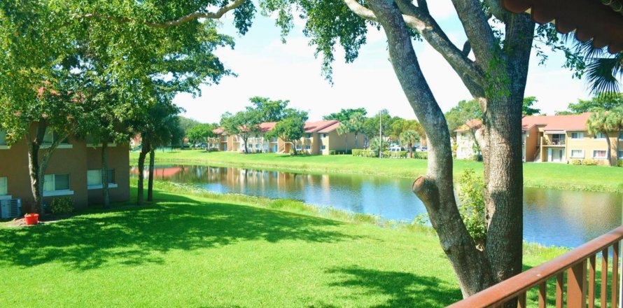 Condominio en West Palm Beach, Florida, 2 dormitorios  № 1174695