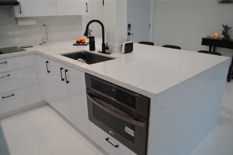 Купить кондоминиум в Майами, Флорида 2 спальни, 84.91м2, № 2017992 - фото 6