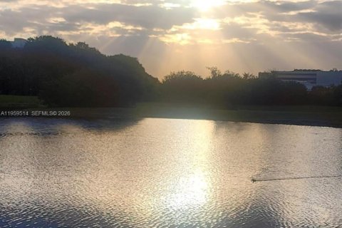 Кондоминиум с 2 спальнями в Майами, Флорида № 2017992