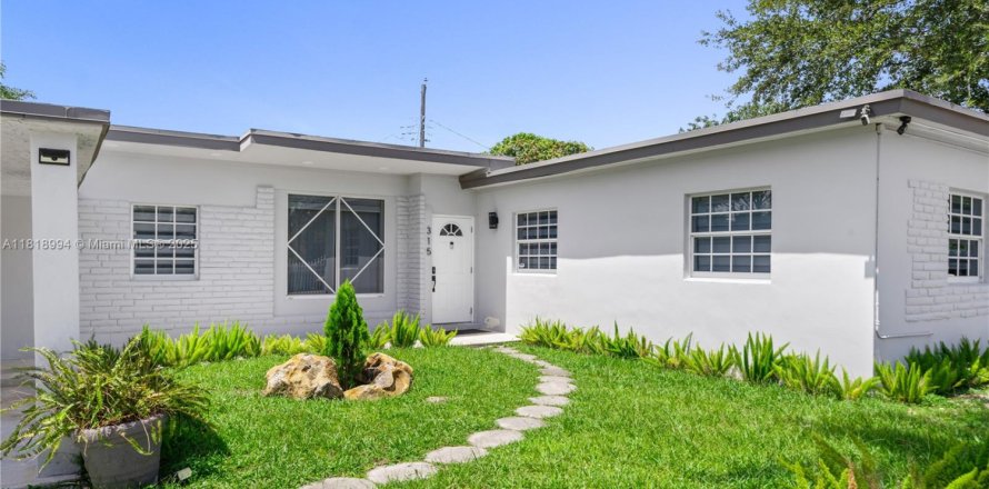 House in Miami, Florida 3 bedrooms, 121.89 sq.m. № 1776304