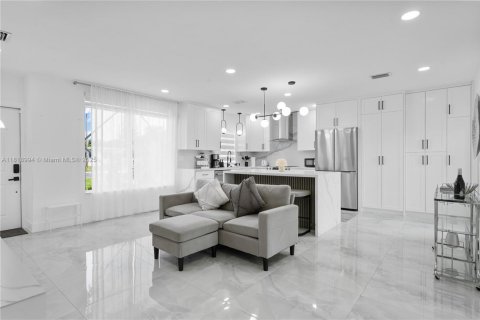 House in Miami, Florida 3 bedrooms, 121.89 sq.m. № 1776304 - photo 2