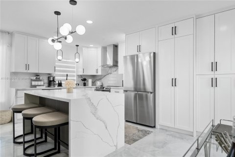 House in Miami, Florida 3 bedrooms, 121.89 sq.m. № 1776304 - photo 12