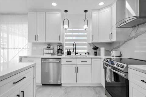 House in Miami, Florida 3 bedrooms, 121.89 sq.m. № 1776304 - photo 11