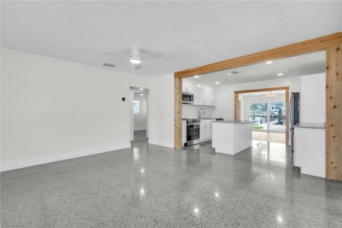 House in Indian Rocks Beach, Florida 3 bedrooms, 145.11 sq.m. № 1904757 - photo 25