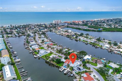 House in Indian Rocks Beach, Florida 3 bedrooms, 145.11 sq.m. № 1904757 - photo 1