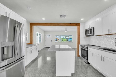 House in Indian Rocks Beach, Florida 3 bedrooms, 145.11 sq.m. № 1904757 - photo 15