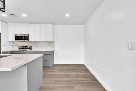 Casa en alquiler en Hollywood, Florida, 4 dormitorios, 318.19 m2 № 2011510 - foto 16