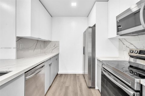 Casa en alquiler en Hollywood, Florida, 4 dormitorios, 318.19 m2 № 2011510 - foto 21