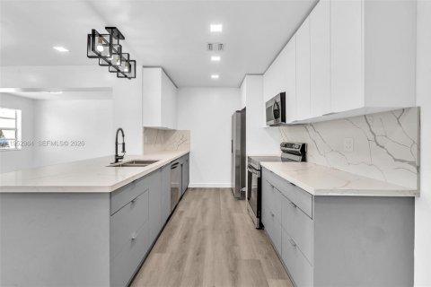 Casa en alquiler en Hollywood, Florida, 4 dormitorios, 318.19 m2 № 2011510 - foto 17