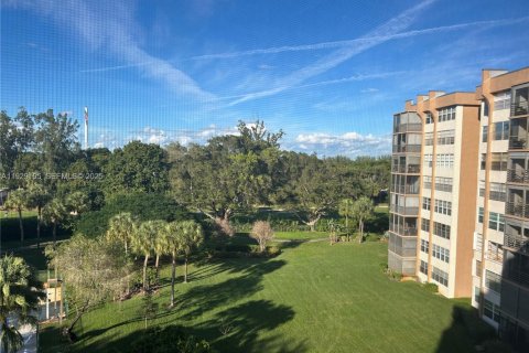 Condo in Pembroke Pines, Florida, 1 bedroom № 1989054 - photo 21