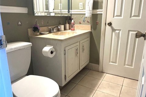 Condo in Pembroke Pines, Florida, 1 bedroom № 1989054 - photo 9