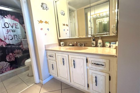 Condo in Pembroke Pines, Florida, 1 bedroom № 1989054 - photo 5