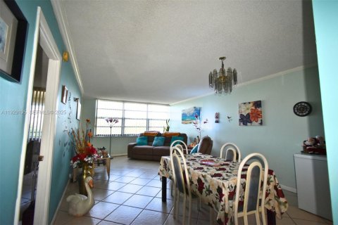 Condo in Pembroke Pines, Florida, 1 bedroom № 1989054 - photo 12