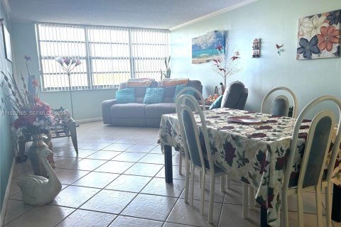Condo in Pembroke Pines, Florida, 1 bedroom № 1989054 - photo 11