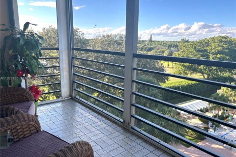 Condo in Pembroke Pines, Florida, 1 bedroom № 1989054 - photo 16