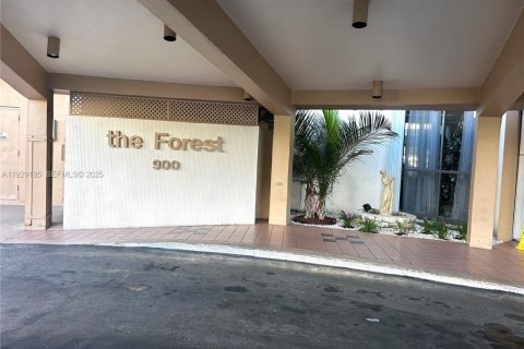 Condo in Pembroke Pines, Florida, 1 bedroom № 1989054 - photo 25