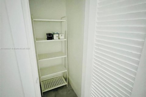 Снять в аренду квартиру в Майами-Бич, Флорида 44.59м2, № 1933663 - фото 15